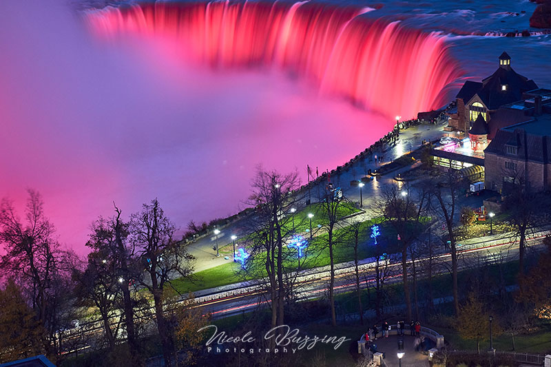 Niagara Falls lit up at night -- travel photo tips from Nicole Buzzing for Wanderful