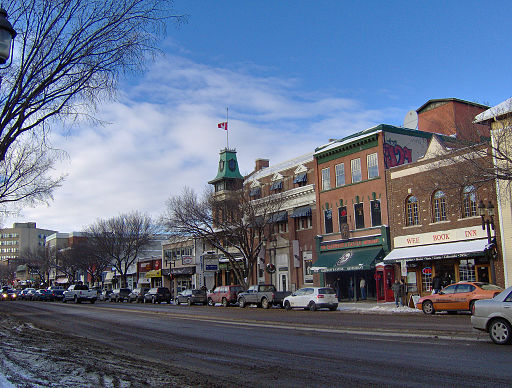 Whyte Avenue in winter displays a lot of natural charm, but it's even better in the fall! Image by (WT-shared) Edmontonenthusiast at wts wikivoyage (Own work) on Wikimedia Commons.