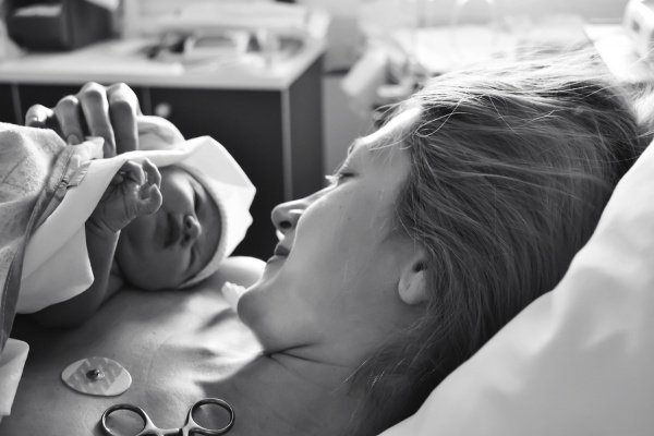 27 Labor and Delivery Tips for New Moms | Hello first time moms! Whether you’re planning a natural delivery or accepting all forms of pain management (lol), you probably want to know what to expect when your sweet baby is born. From knowing which things to pay in your hospital bag, to mentally preparing yourself for what the doctors and nurses will need to do to get you through labor and delivery, to what to expect post-birth, we’ve got you covered! #laboranddelivery #laboranddeliverytips