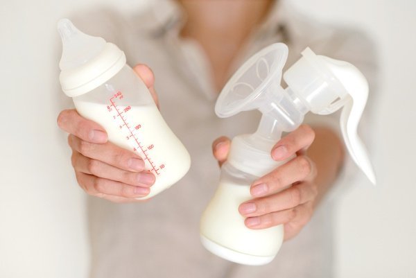 34 Breastfeeding and Pumping Tips for New Moms | If you’re looking for breast pumping tips and hacks for beginners, this post is for you! We’re sharing everything you need to know, including how to choose a breast pump, the best portable manual and electric pumps (and don’t worry – we go above and beyond Medela and Haakaa!), 16 breast pump accessories, how to increase your milk supply, and how to get on a pumping schedule! #breastfeeding #breastpumping #milksupply