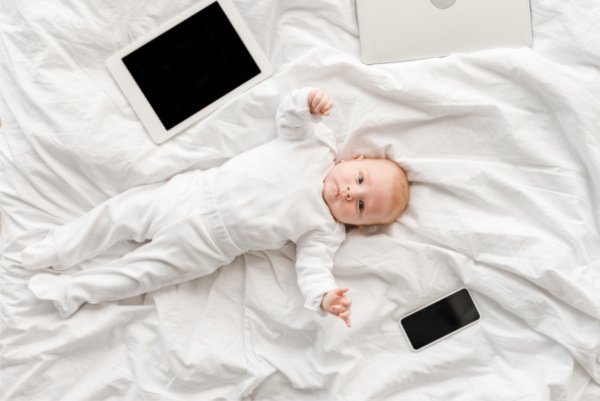 24 Must-Have Baby Gadgets to Make Life Easier | Looking for the coolest high tech gadgets for moms and dads? Whether you’re preparing for life with a newborn, need tips to make parenting twin babies easier, need products for traveling with baby, want to know the best and modern safety gadgets on the market, or you just want to be an awesome millennial mom with the latest tools for sleep, bath, feeding, and more, we’re sharing 24 of our favorite baby products! #babygadgets #babygear #babytech
