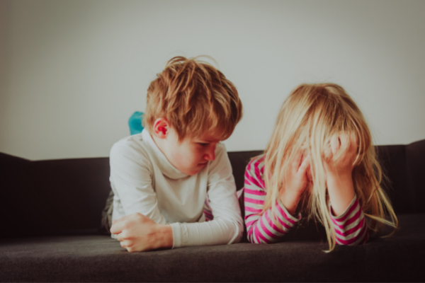 How to Manage Sibling Rivalry | If your kids yell and fight all the time, and you're looking for tips and solutions to help put an end to it, this post is for you! Whether you're the mom or dad of boys and/or girls, these behavior management strategies will help you understand sibling jealousy and rivalry, and how to deal with it appropriately. Whether the challenge stems from a new baby, having toddlers or kids very close in age, or a huge age gap, these parenting tips are a life saver!